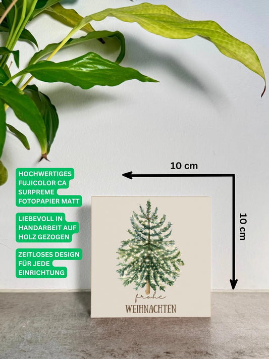 Frohe Weihnachten Holzbild – 10x10 cm Mini Art Print – Weihnachtsbaum mit Lichterkette – Weihnachtsdeko zum Hinstellen & Aufhängen