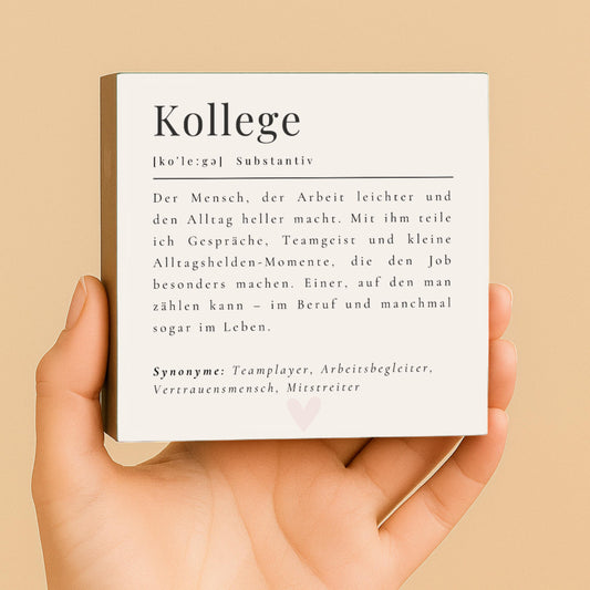 Kollege Definition Holzschild – 10x10 cm Mini Art Print – Kleines Geschenk & moderne Typografie-Deko zum Hinstellen oder Aufhängen