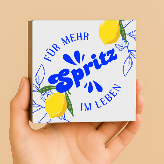 Für mehr Spritz im Leben Holzschild – Mini Art Print 10x10 cm – moderne Wanddeko aus Holz zum Hinstellen oder Aufhängen