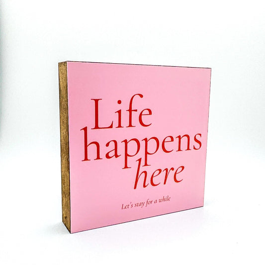 Life happens here Holzbild – Tischdeko & Wanddeko Holzschild mit Spruch, kleines Geschenk zum Geburtstag, Einzug oder für die Liebe, Partner