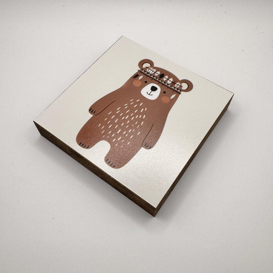 Bär-Bild fürs Kinderzimmer aus Holz | Süße Babyzimmer-Deko | Geschenk zur Geburt | Mini Art Print 10 × 10 cm