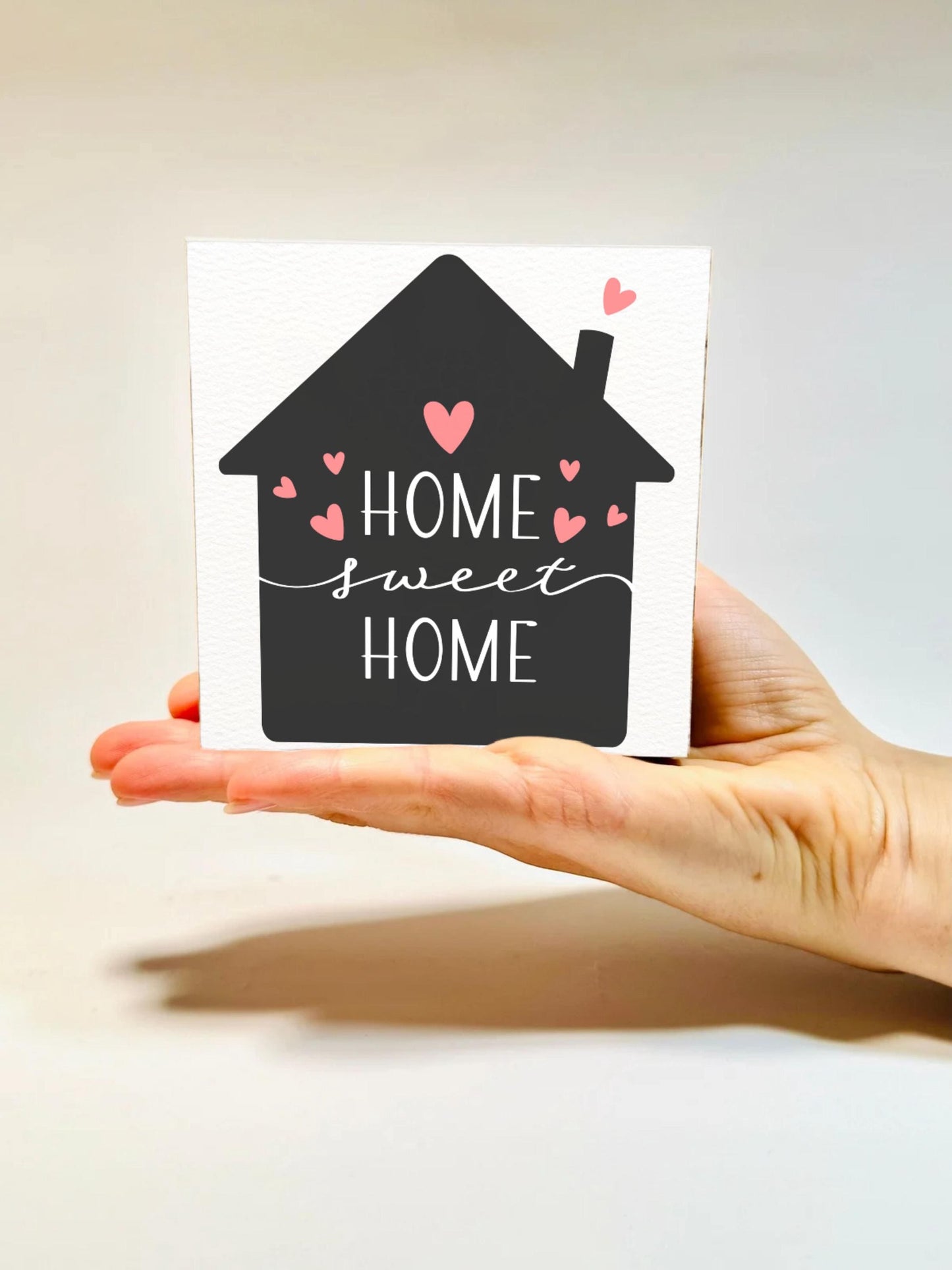 Home Sweet Home Holzbild – Einzug Geschenk – Mini Holzschild 10x10 cm – Wohnzimmer Deko – Geschenk neues Zuhause