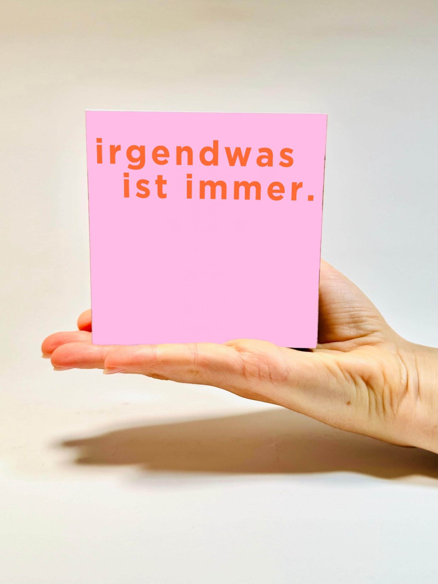 Irgendwas ist immer Holzbild – 10x10 cm Mini Art Print – Typografie Wanddeko zum Hinstellen & Aufhängen