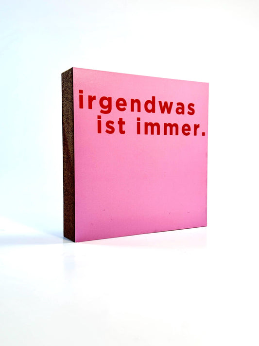 Irgendwas ist immer Holzbild – 10x10 cm Mini Art Print – Typografie Wanddeko zum Hinstellen & Aufhängen