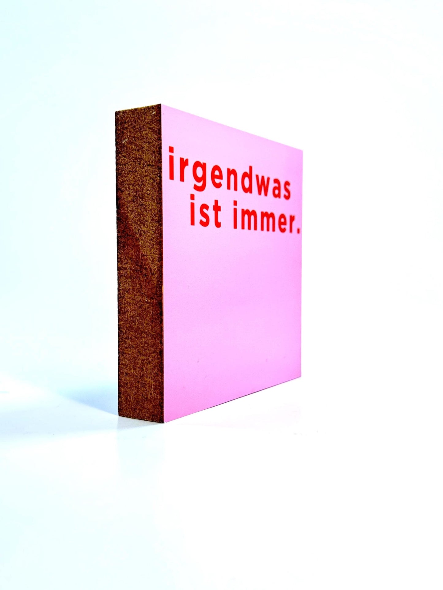 Irgendwas ist immer Holzbild – 10x10 cm Mini Art Print – Typografie Wanddeko zum Hinstellen & Aufhängen