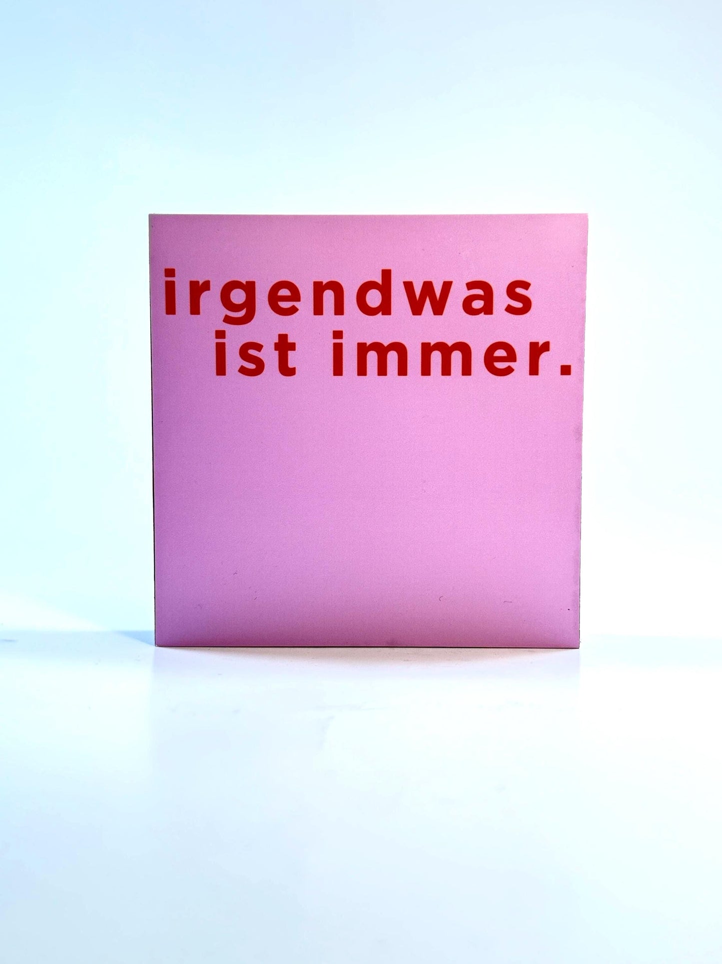 Irgendwas ist immer Holzbild – 10x10 cm Mini Art Print – Typografie Wanddeko zum Hinstellen & Aufhängen