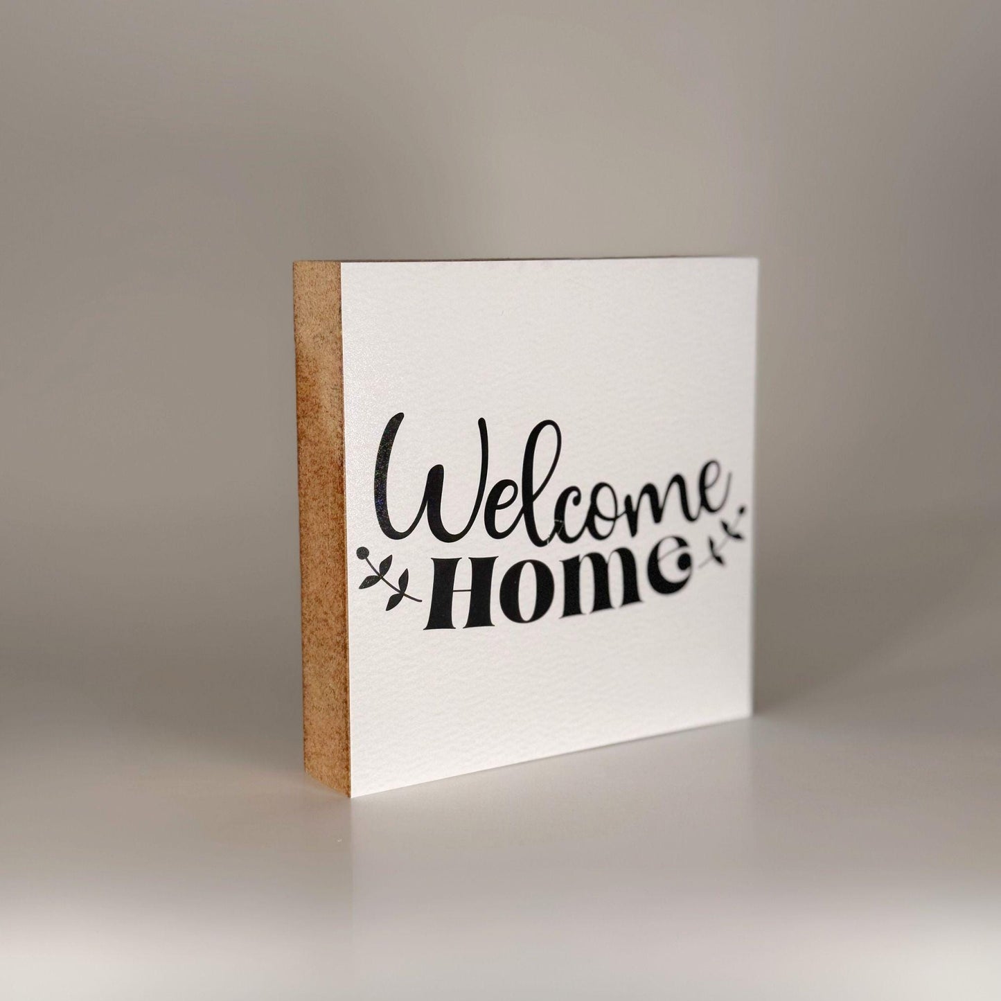 Welcome Home Holzbild – 10x10 cm Mini Art Print – Typografie Wanddeko zum Hinstellen & Aufhängen