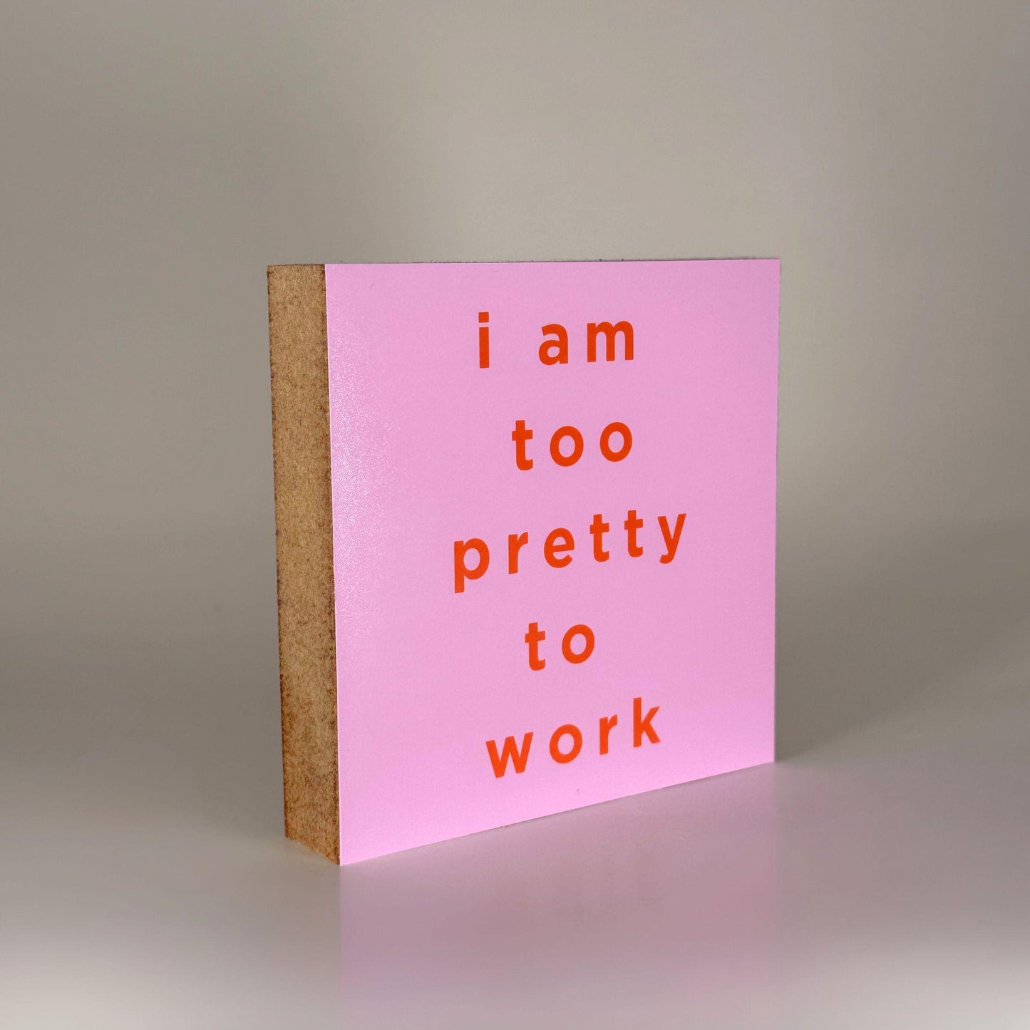 Lustiger Spruch Büro – I am too pretty to work – freche Schreibtisch Deko – Geschenk Kollegin lustig – Holzschild