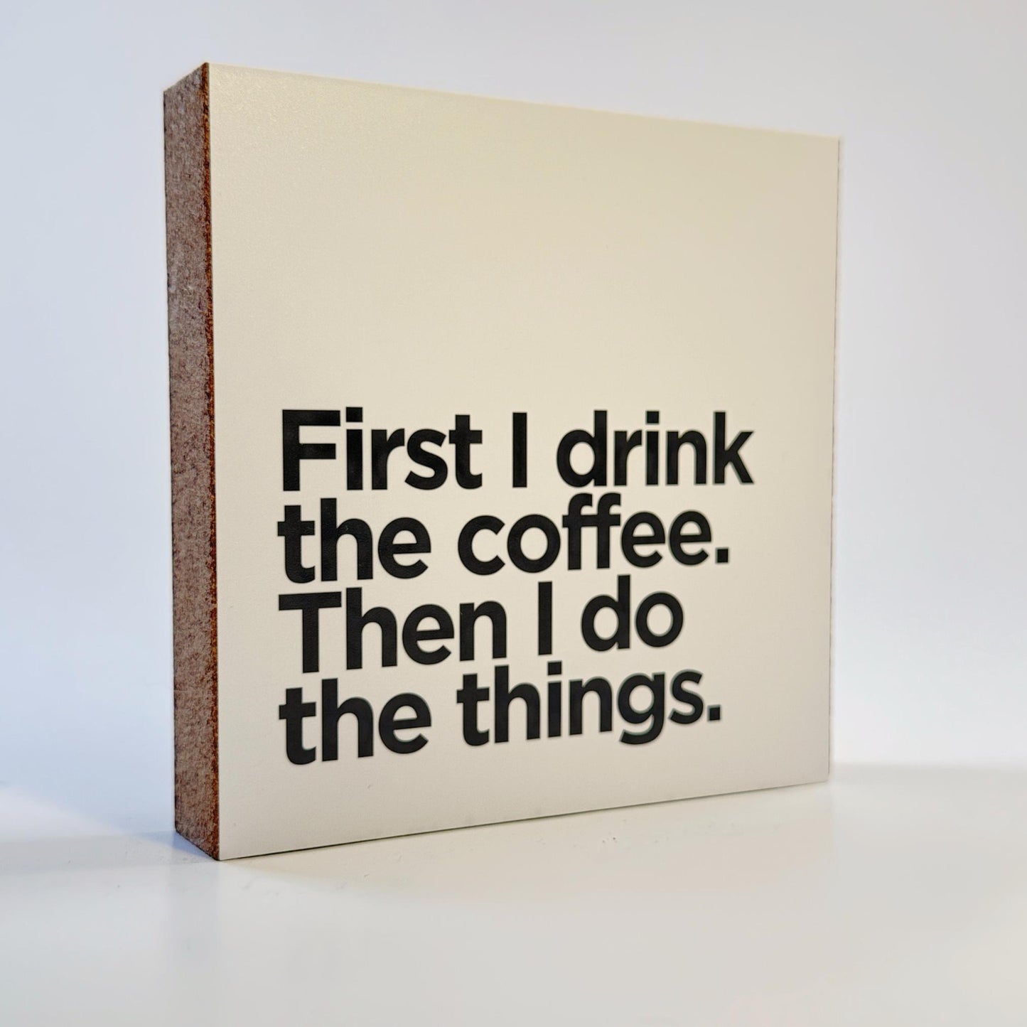 Holzbild 10x10 cm „First I Drink the Coffee“ – Typografie Deko mit Humor