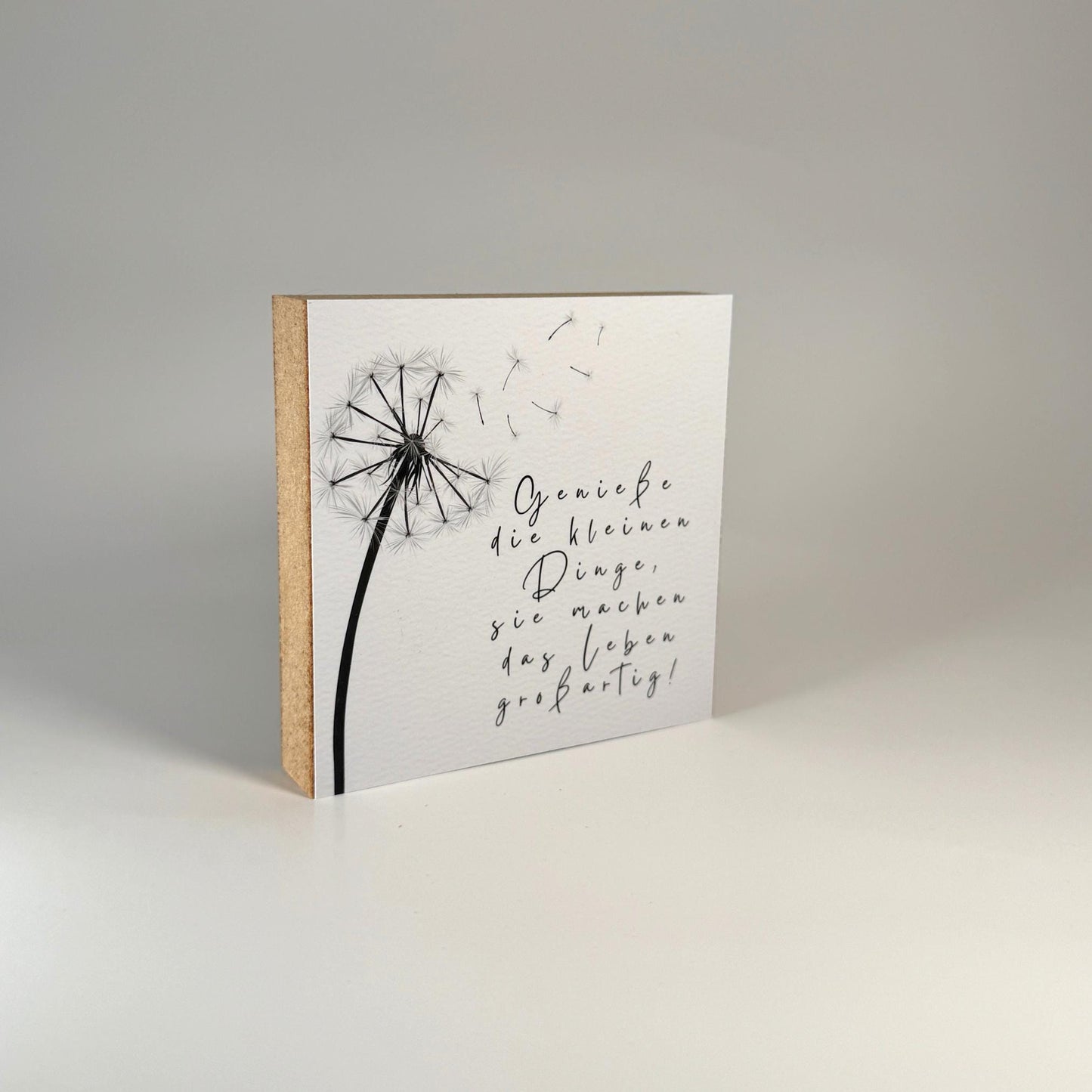 Genieße die kleinen Dinge – 10x10 cm Mini Art Print – Typografie Wanddeko zum Hinstellen & Aufhängen
