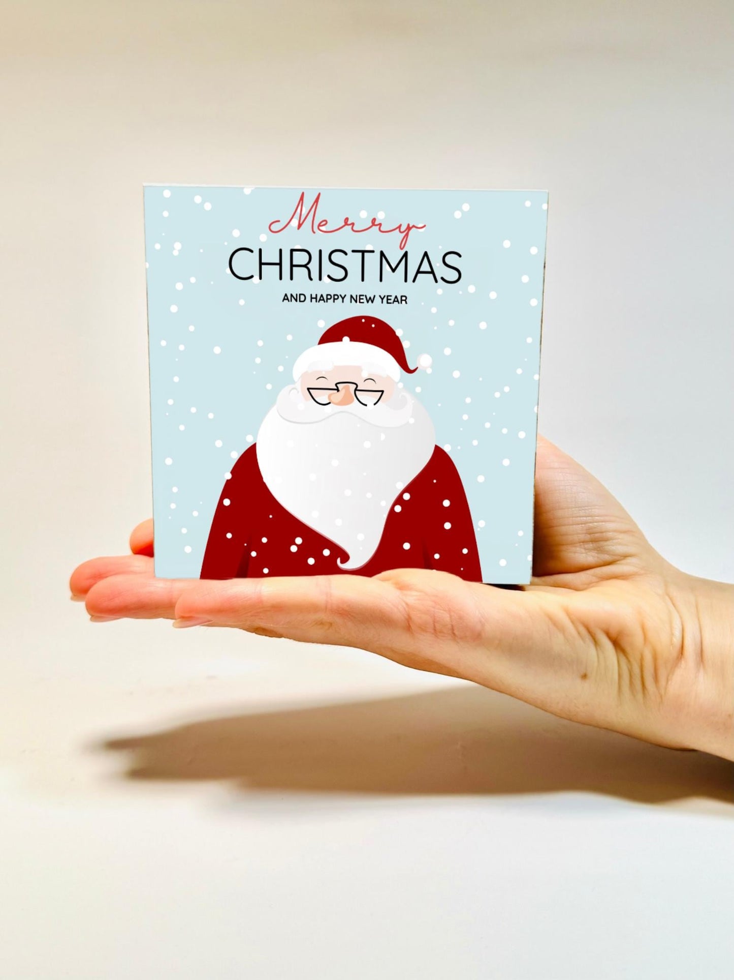 Merry Christmas Holzbild  – 10x10 cm Mini Art Print – Weihnachtsmann im Schnee Illustration – Weihnachtsdeko zum Hinstellen & Aufhängen