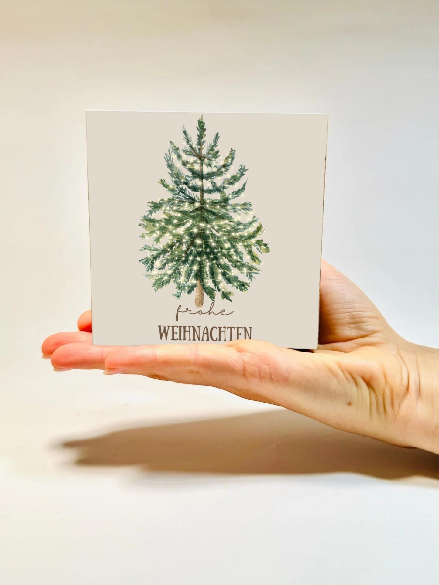Frohe Weihnachten Holzbild  – 10x10 cm Mini Art Print – Weihnachtsbaum mit Lichterkette – Weihnachtsdeko zum Hinstellen & Aufhängen