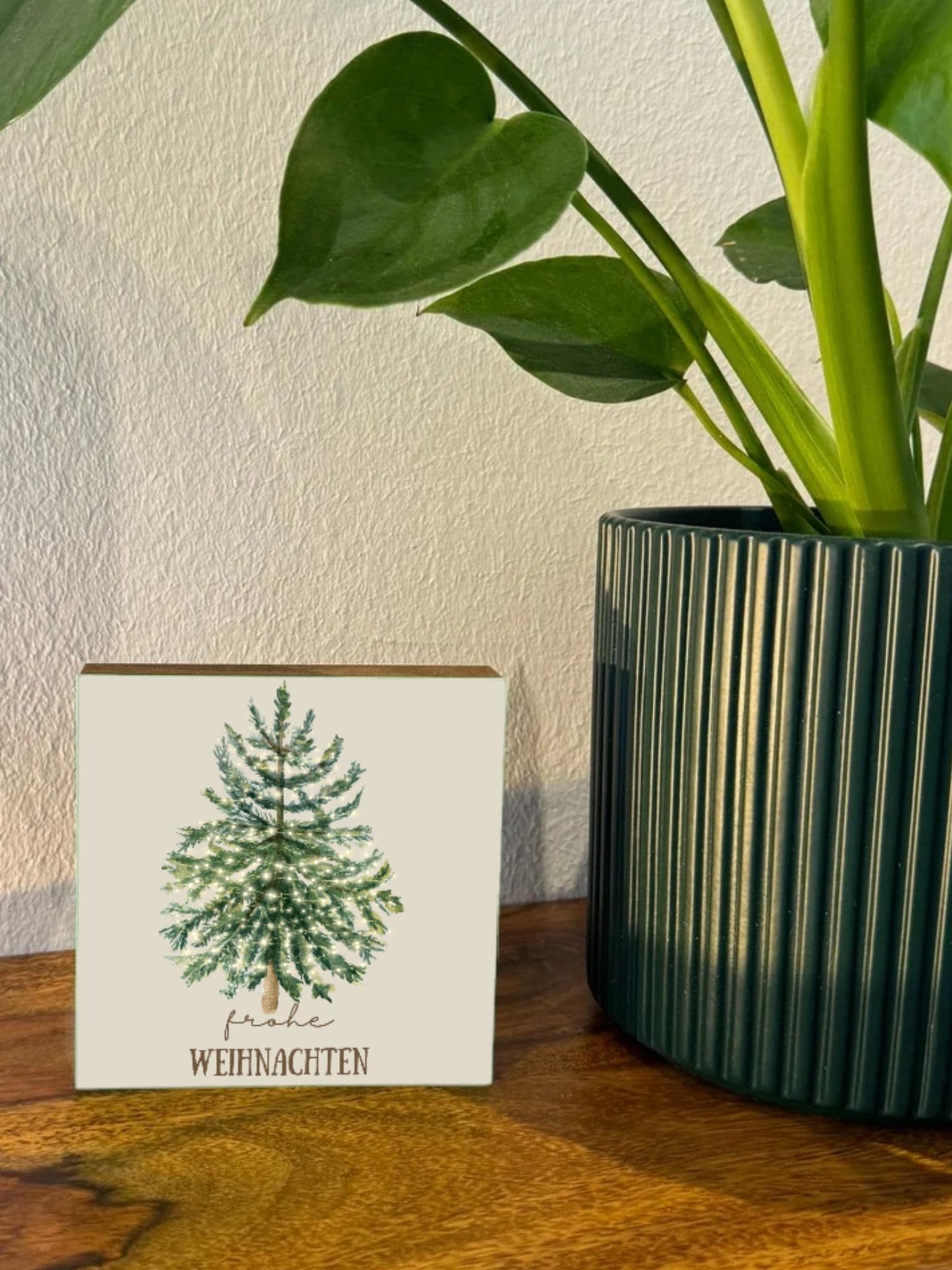 Frohe Weihnachten Holzbild  – 10x10 cm Mini Art Print – Weihnachtsbaum mit Lichterkette – Weihnachtsdeko zum Hinstellen & Aufhängen