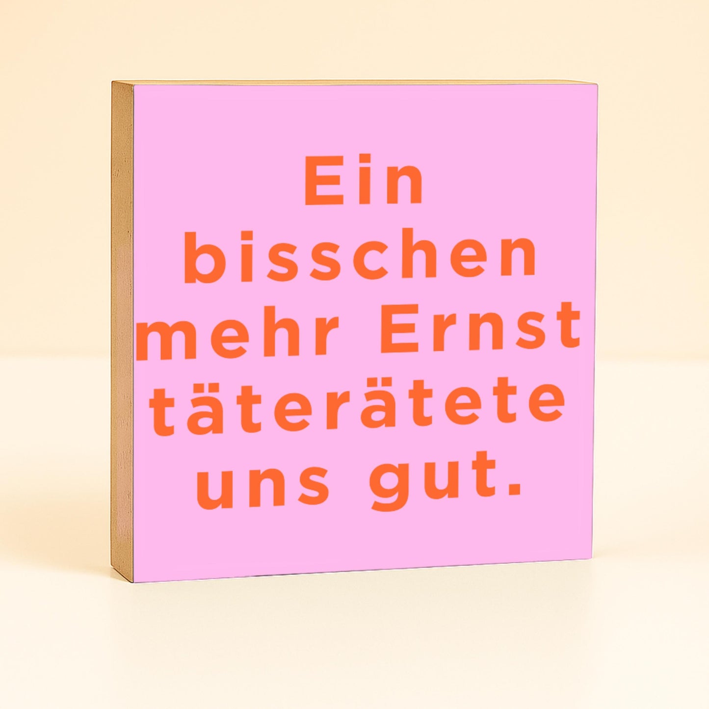 Lustiger Büro Spruch – Ein bisschen mehr Ernst täterätete uns gut – Geschenk Kollegin Arbeit – humorvolle Schreibtisch Deko – Mini Holzbild