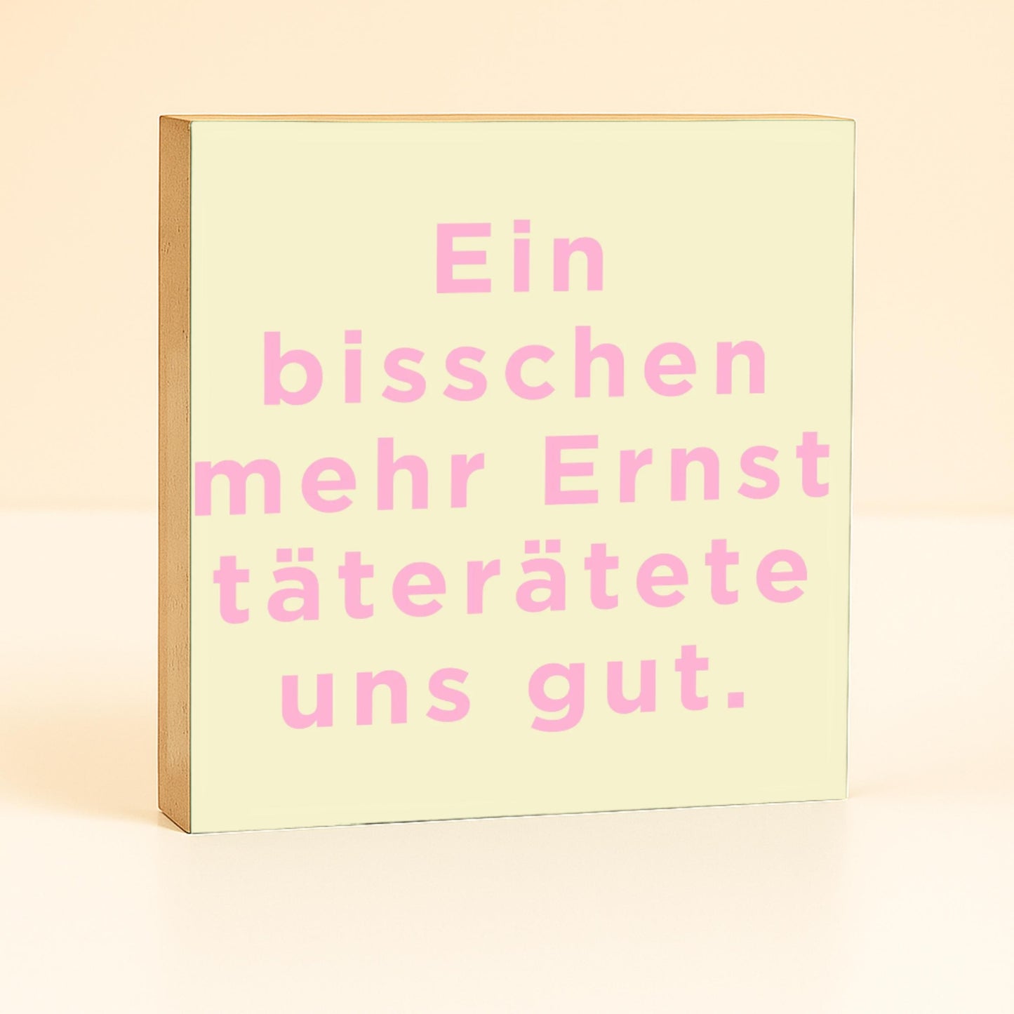 Lustiger Büro Spruch – Ein bisschen mehr Ernst täterätete uns gut – Geschenk Kollegin Arbeit – humorvolle Schreibtisch Deko – Mini Holzbild