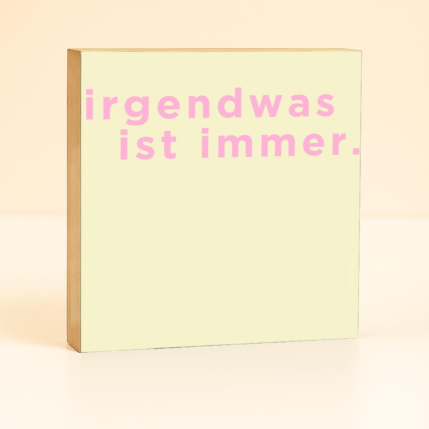 Irgendwas ist immer Holzbild – 10x10 cm Mini Art Print – Typografie Wanddeko zum Hinstellen & Aufhängen