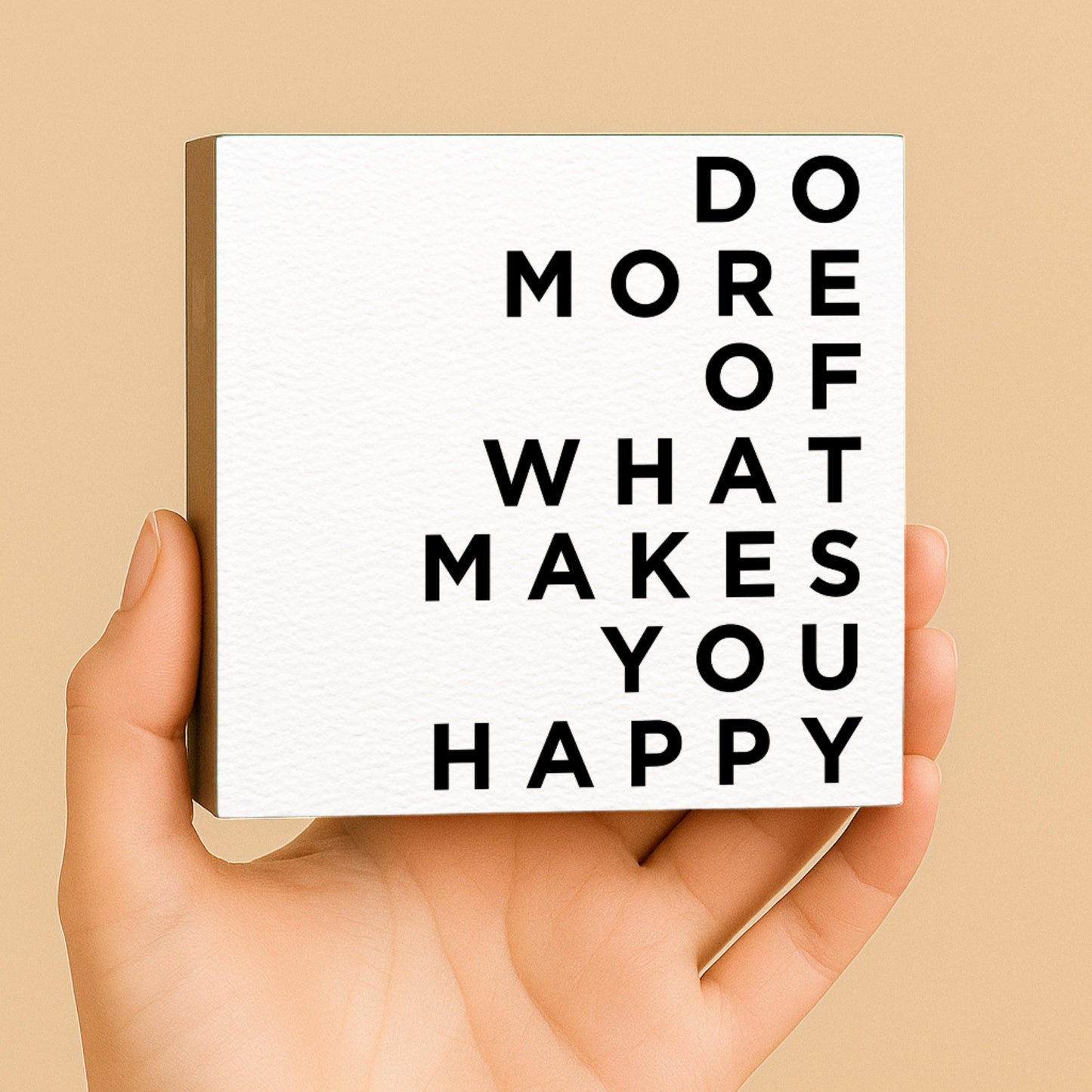 Do More Of What Makes You Happy – 10x10 cm Mini Art Print – Typografie Wanddeko zum Hinstellen & Aufhängen - Holzschild mit Spruch