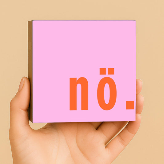 nö. Holzbild – 10x10 cm Mini Art Print – Typografie Wanddeko zum Hinstellen & Aufhängen