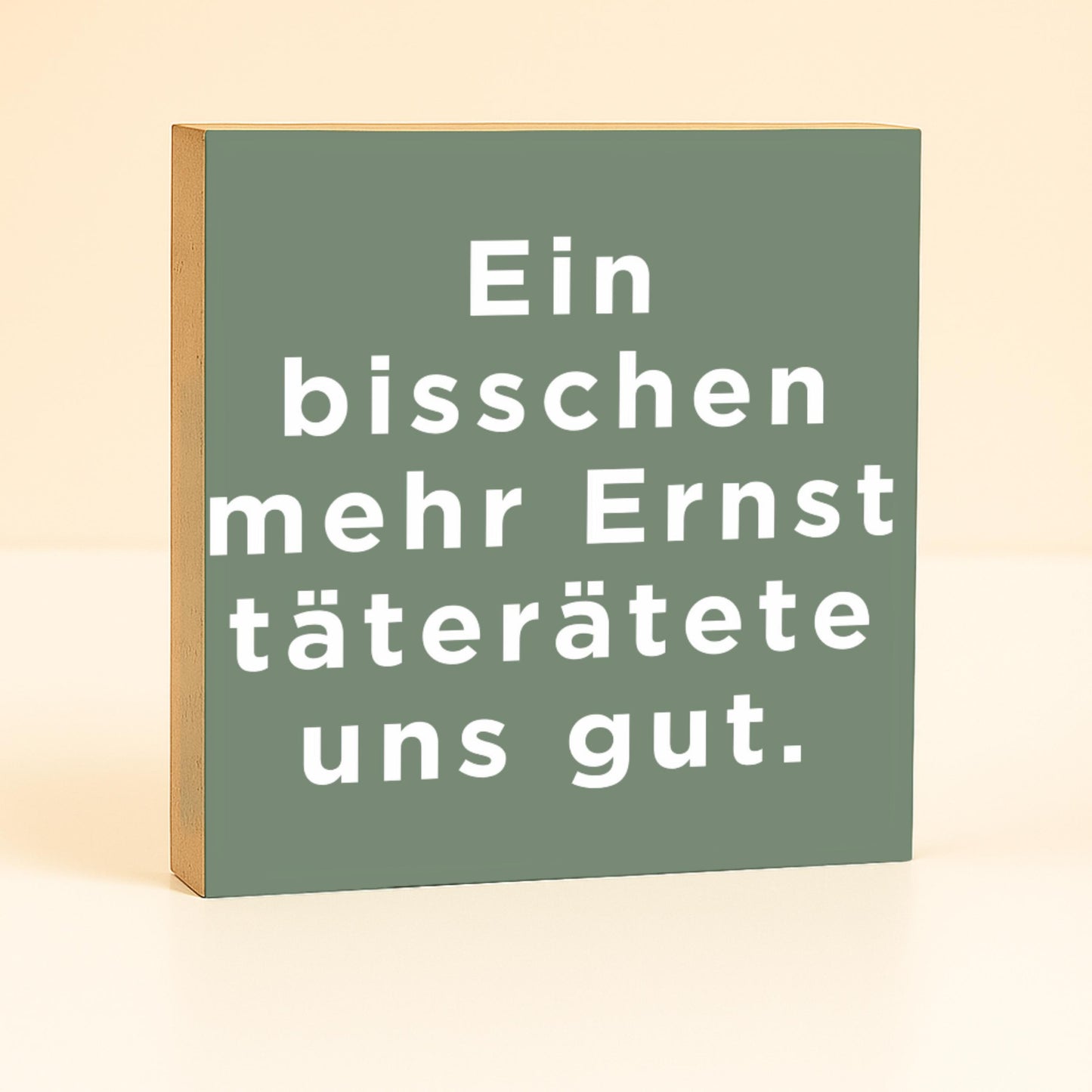 Lustiger Büro Spruch – Ein bisschen mehr Ernst täterätete uns gut – Geschenk Kollegin Arbeit – humorvolle Schreibtisch Deko – Mini Holzbild