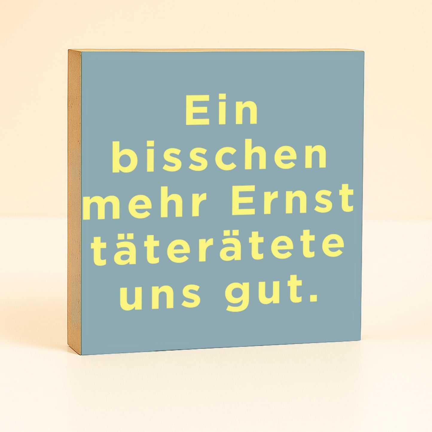 Lustiger Büro Spruch – Ein bisschen mehr Ernst täterätete uns gut – Geschenk Kollegin Arbeit – humorvolle Schreibtisch Deko – Mini Holzbild