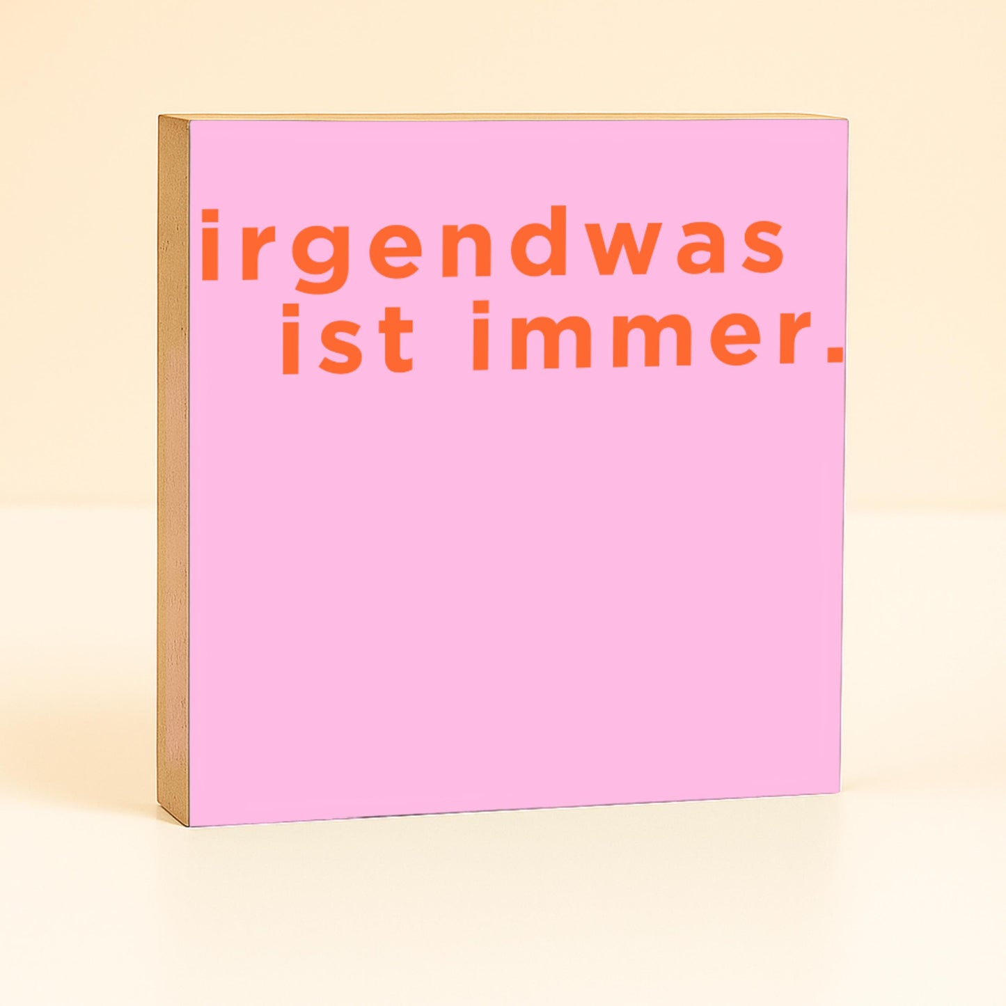 Irgendwas ist immer Holzbild – 10x10 cm Mini Art Print – Typografie Wanddeko zum Hinstellen & Aufhängen