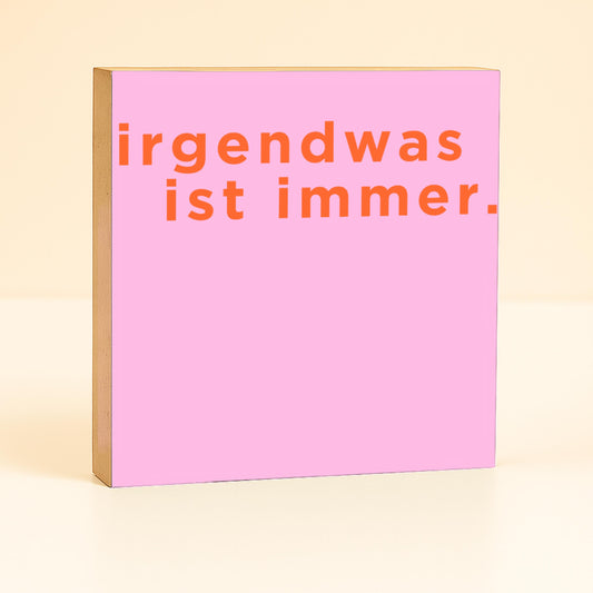 Irgendwas ist immer Holzbild – 10x10 cm Mini Art Print – Typografie Wanddeko zum Hinstellen & Aufhängen