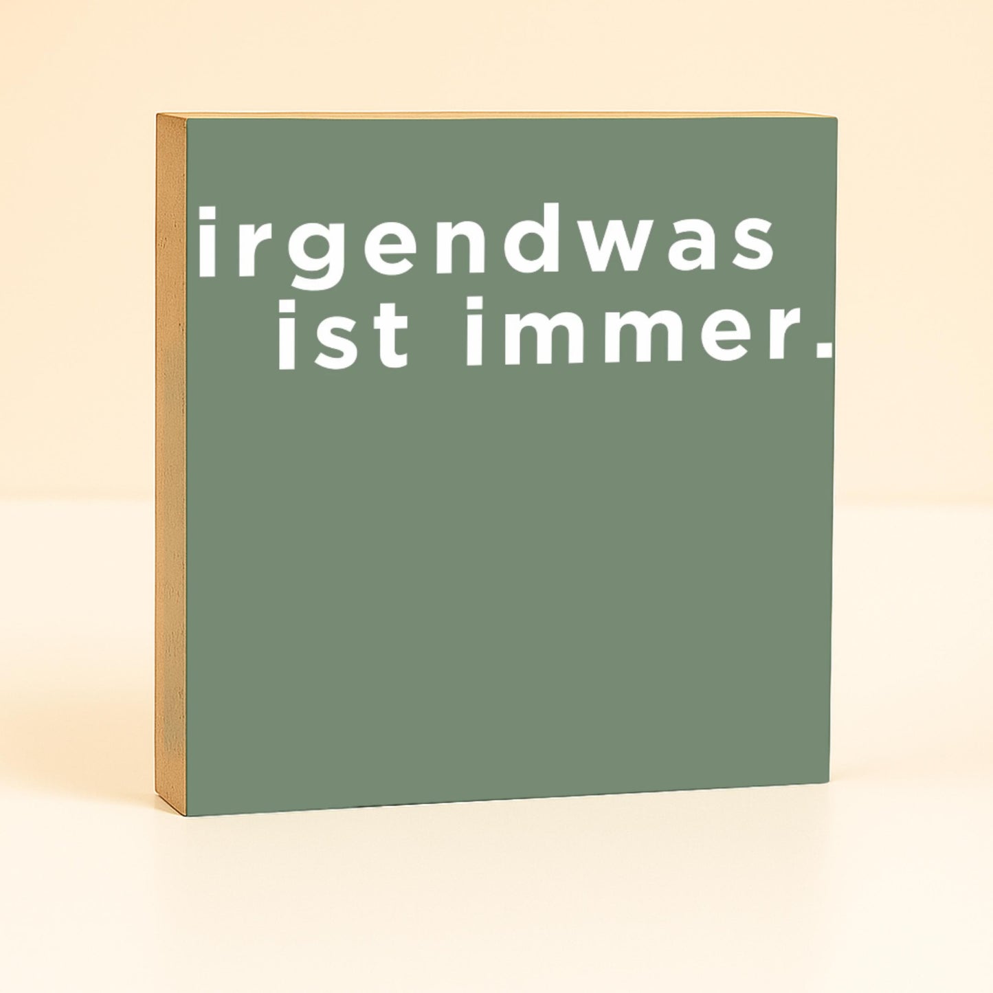Irgendwas ist immer Holzbild – 10x10 cm Mini Art Print – Typografie Wanddeko zum Hinstellen & Aufhängen