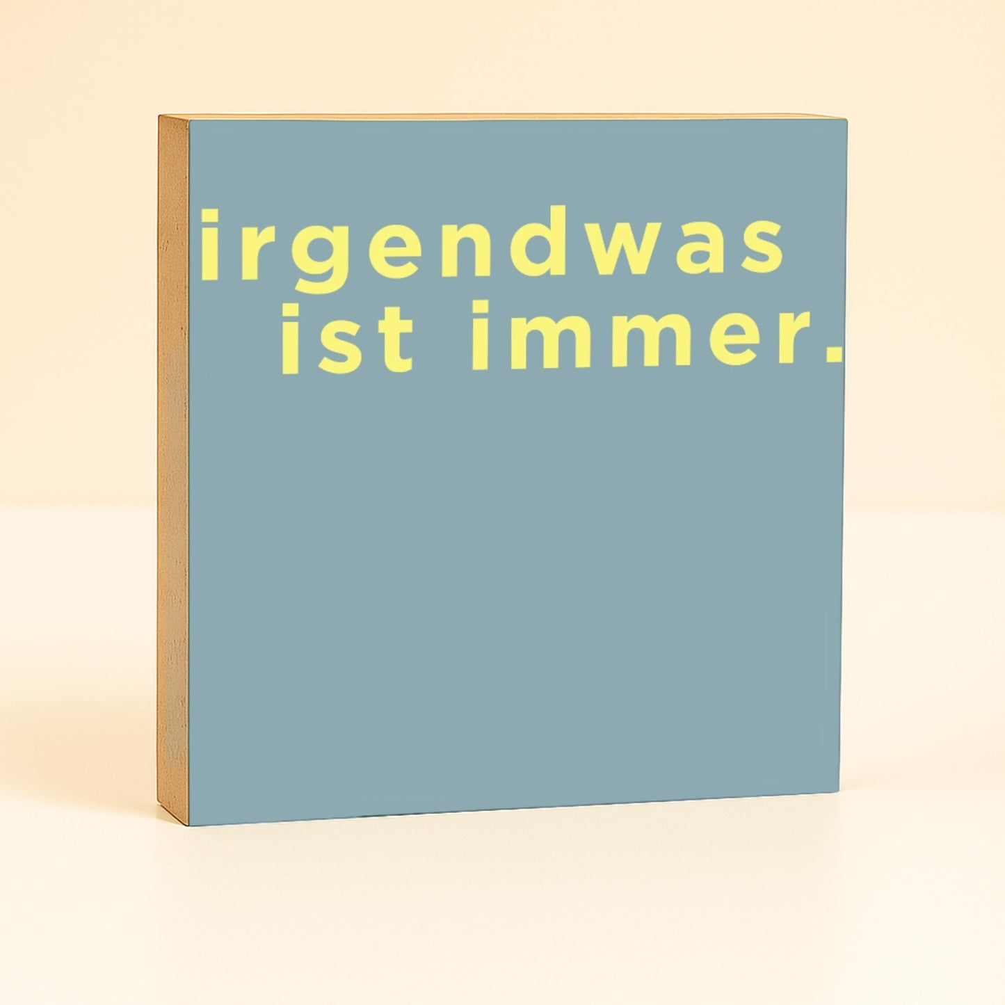 Irgendwas ist immer Holzbild – 10x10 cm Mini Art Print – Typografie Wanddeko zum Hinstellen & Aufhängen