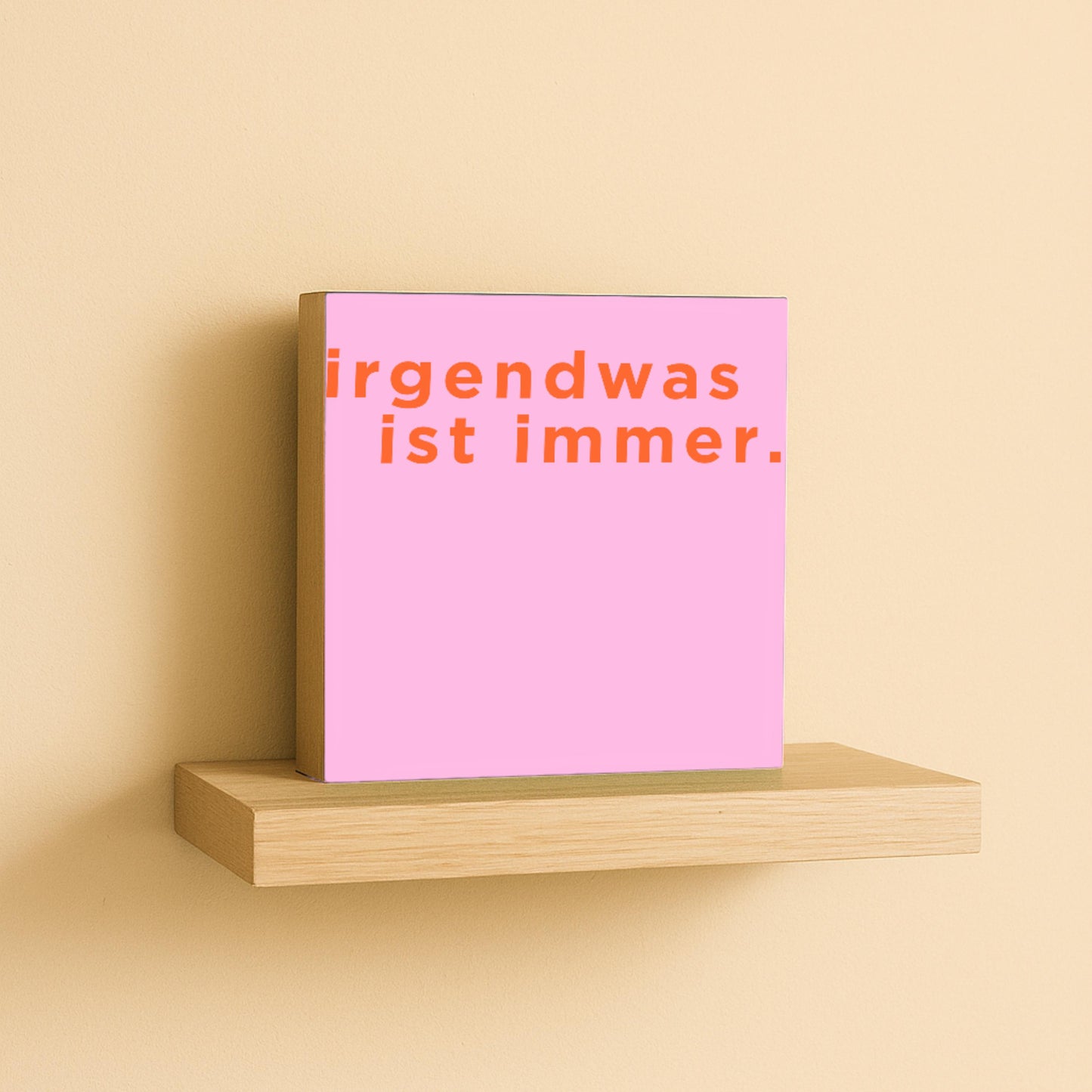 Irgendwas ist immer Holzbild – 10x10 cm Mini Art Print – Typografie Wanddeko zum Hinstellen & Aufhängen