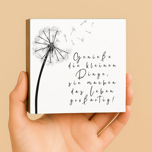 Genieße die kleinen Dinge – 10x10 cm Mini Art Print – Typografie Wanddeko zum Hinstellen & Aufhängen