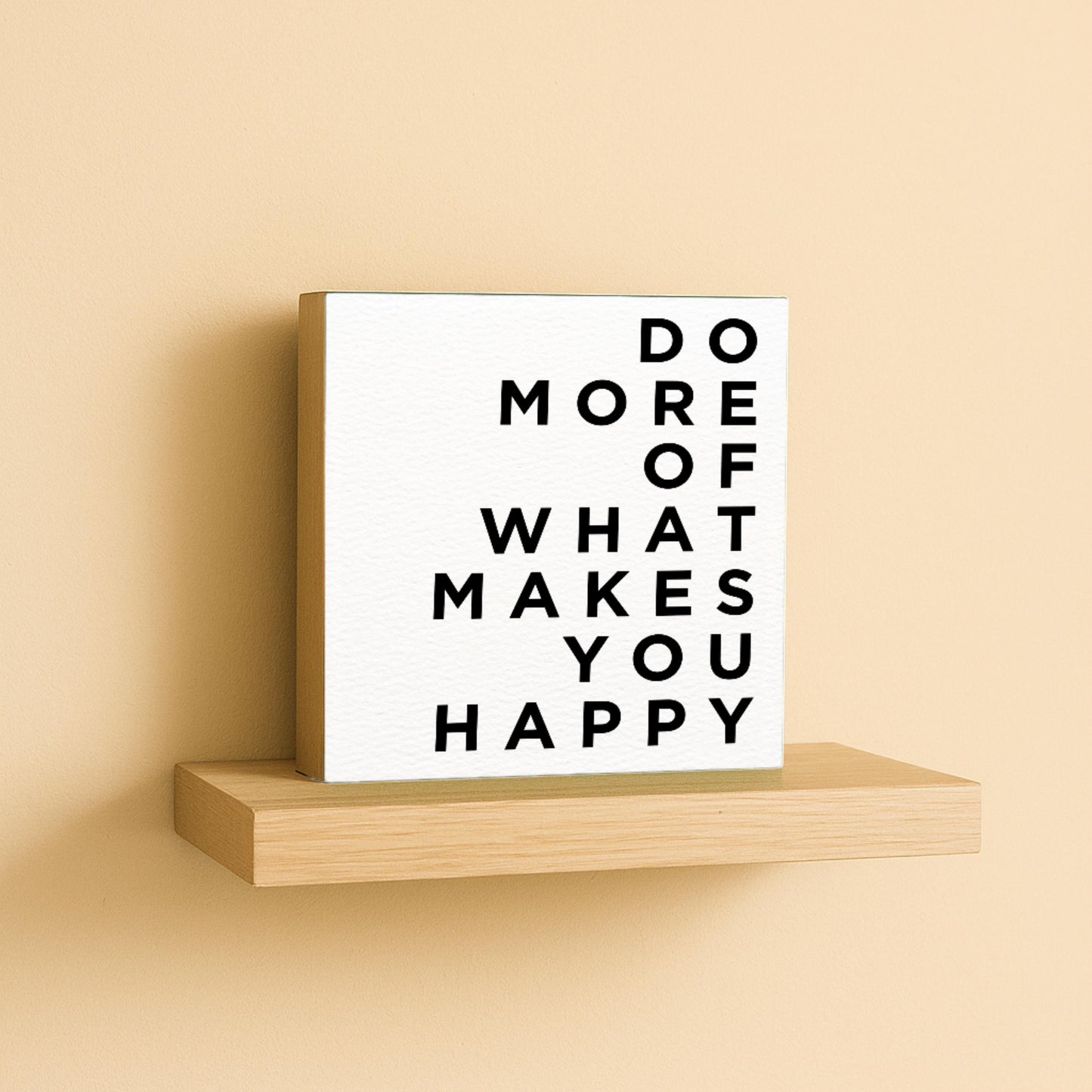 Do More Of What Makes You Happy – 10x10 cm Mini Art Print – Typografie Wanddeko zum Hinstellen & Aufhängen - Holzschild mit Spruch