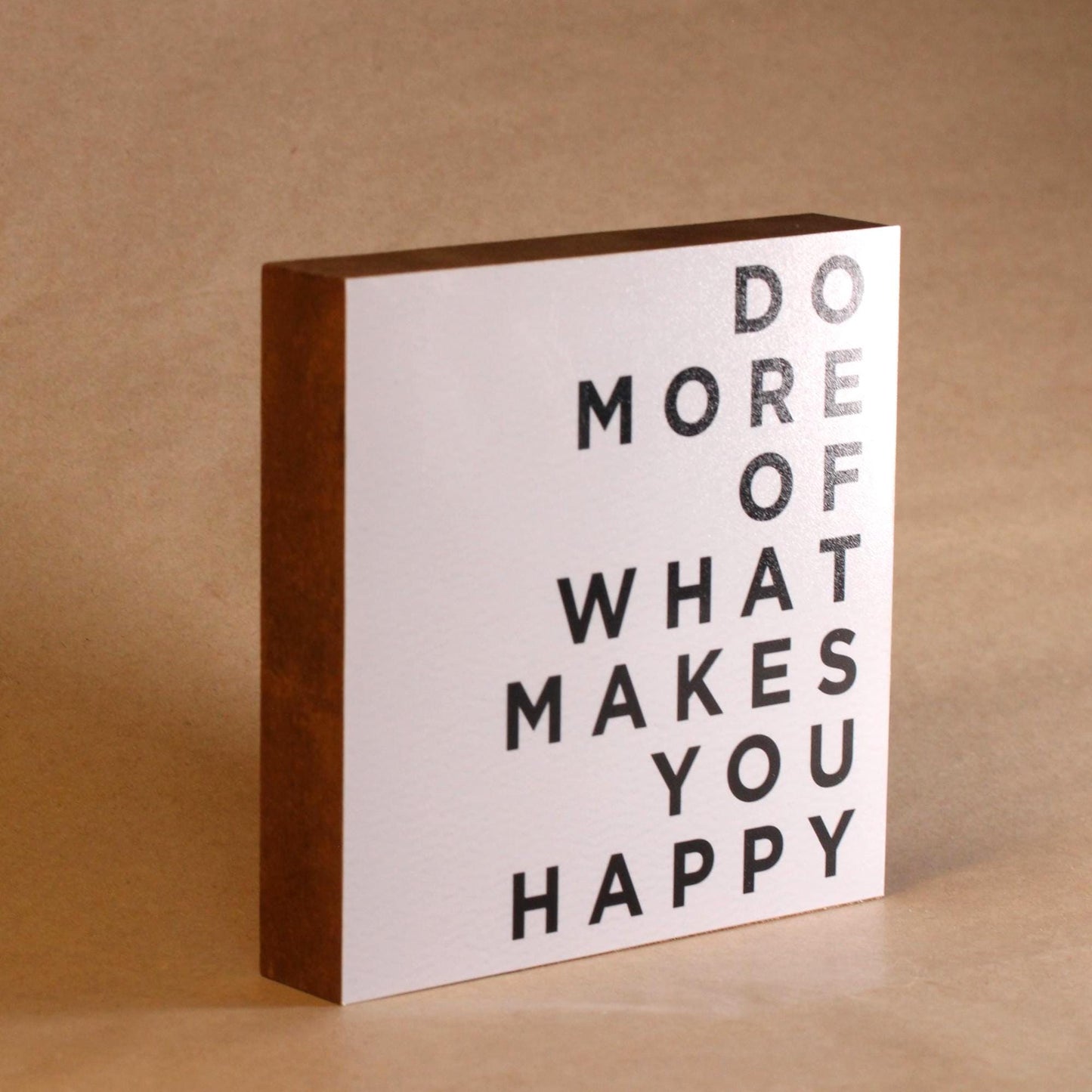Do More Of What Makes You Happy – 10x10 cm Mini Art Print – Typografie Wanddeko zum Hinstellen & Aufhängen - Holzschild mit Spruch