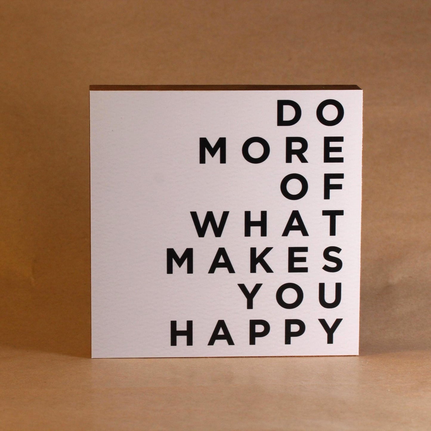 Do More Of What Makes You Happy – 10x10 cm Mini Art Print – Typografie Wanddeko zum Hinstellen & Aufhängen - Holzschild mit Spruch