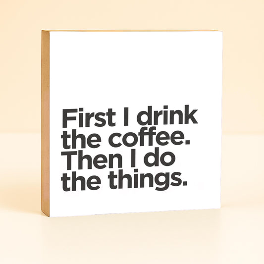 Holzbild 10x10 cm „First I Drink the Coffee“ – Typografie Deko mit Humor