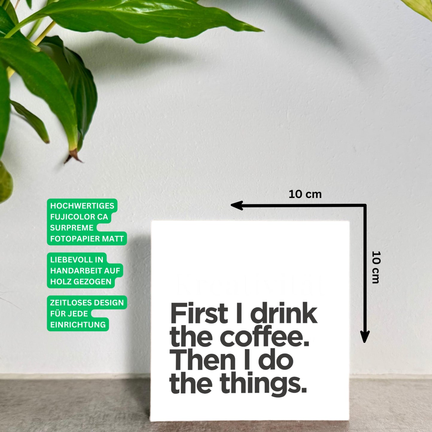 Holzbild 10x10 cm „First I Drink the Coffee“ – Typografie Deko mit Humor