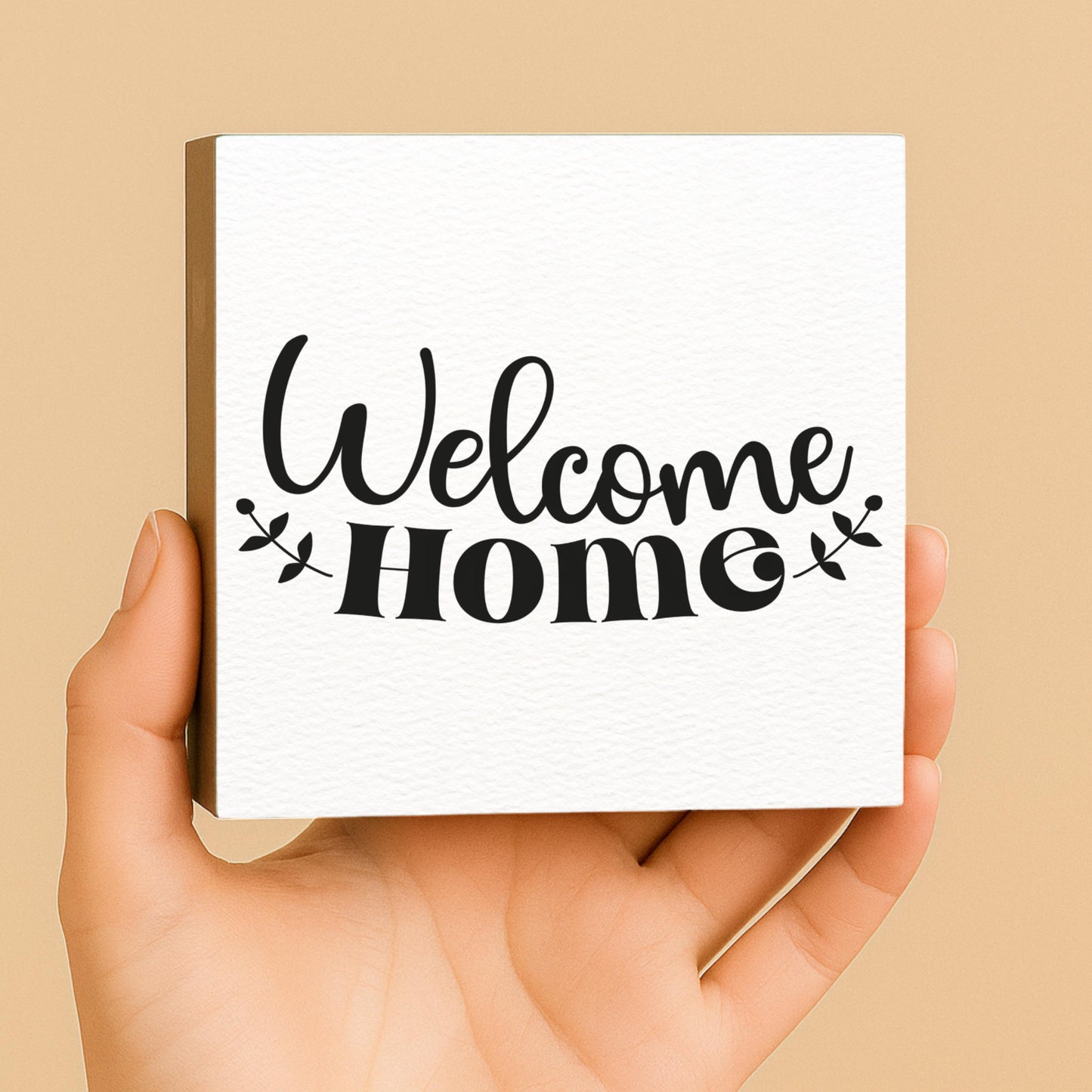 Welcome Home Holzbild – 10x10 cm Mini Art Print – Typografie Wanddeko zum Hinstellen & Aufhängen