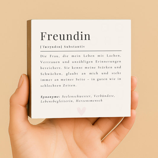 Freundin Definition Holzbild – 10x10 cm Mini Art Print – Typografie Geschenk zum Hinstellen & Aufhängen