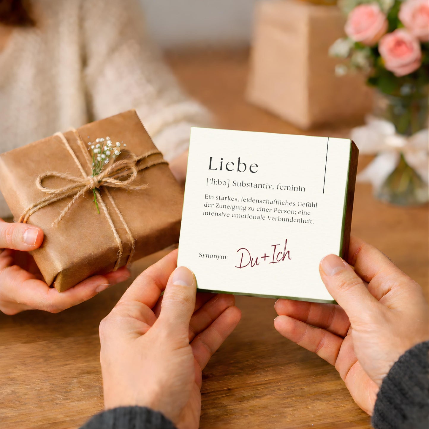Liebe Holzbild – 10x10 cm Mini Art Print – Definition „Liebe“ – Geschenk für Partner, Hochzeit & Valentinstag – Wanddeko zum Hinstellen