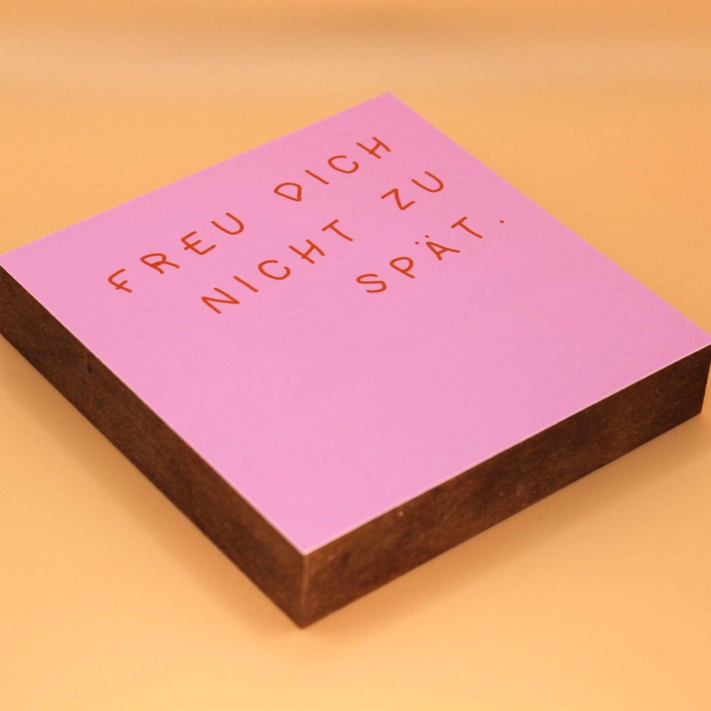 Freu dich nicht zu spät - Spruch Holzschild – Mini Art Print 10x10 cm – kleines Geschenk – Mitbringsel zum Hinstellen oder Aufhägngen