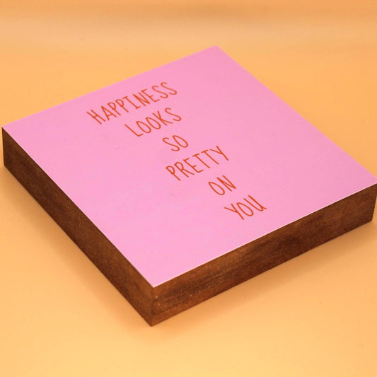 Romantischer Spruch Holzbild – Happiness looks so pretty on you – Geschenk Freundin Liebe – ästhetische Wanddeko – kleines Geschenk