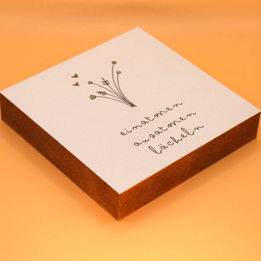 einatmen ausatmen lächeln Holzbild – 10x10 cm Mini Art Print – Minimalistische Wanddeko zum Hinstellen & Aufhängen - Holzschild mit Spruch