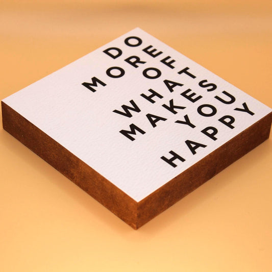 Do More Of What Makes You Happy – 10x10 cm Mini Art Print – Typografie Wanddeko zum Hinstellen & Aufhängen - Holzschild mit Spruch