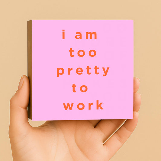 Lustiger Spruch Büro – I am too pretty to work – freche Schreibtisch Deko – Geschenk Kollegin lustig – Holzschild