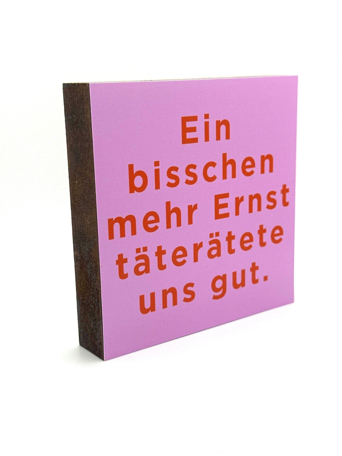 Lustiger Büro Spruch – Ein bisschen mehr Ernst täterätete uns gut – Geschenk Kollegin Arbeit – humorvolle Schreibtisch Deko – Mini Holzbild