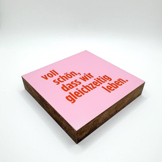 Voll schön, dass wir gleichzeitig leben Holzbild – 10x10 cm Mini Art Print – Liebevolle Spruch Deko Geschenk für Lieblingsmensch