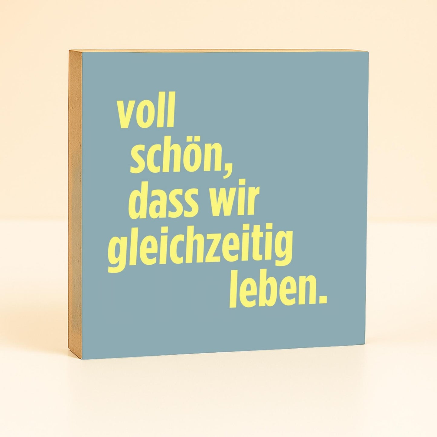 Voll schön, dass wir gleichzeitig leben Holzbild – 10x10 cm Mini Art Print – Liebevolle Spruch Deko Geschenk für Lieblingsmensch
