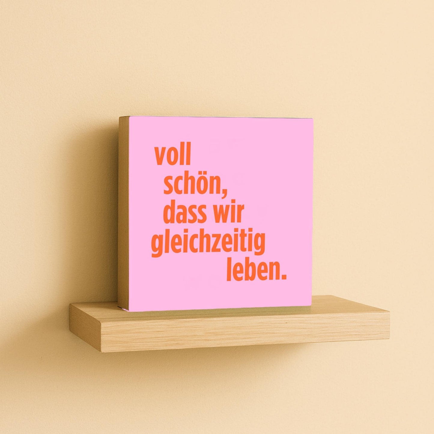 Voll schön, dass wir gleichzeitig leben Holzbild – 10x10 cm Mini Art Print – Liebevolle Spruch Deko Geschenk für Lieblingsmensch
