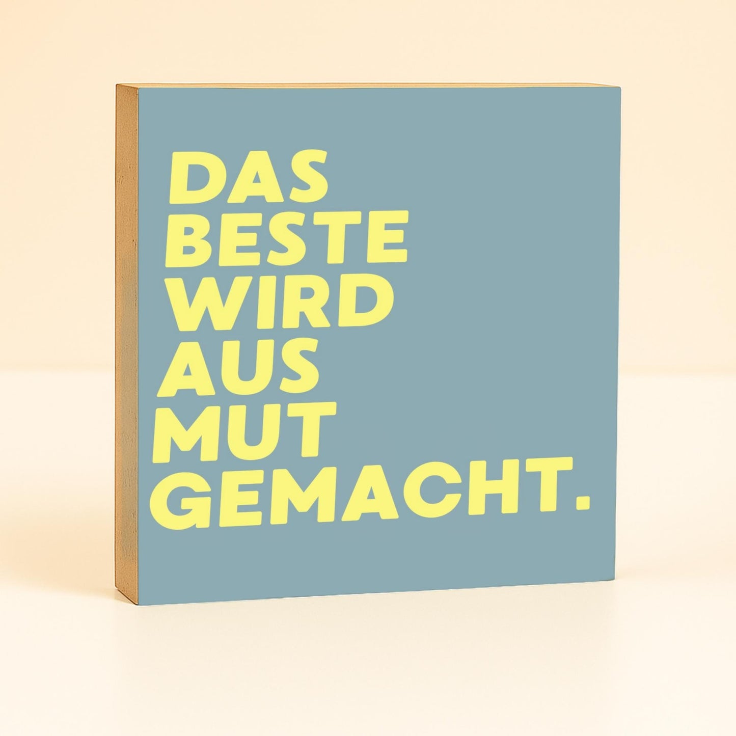 Das Beste wird aus Mut gemacht – Typografie Holzbild 10x10 cm – Inspirierendes Geschenk Motivation Spruch – Minimalistische Wanddeko