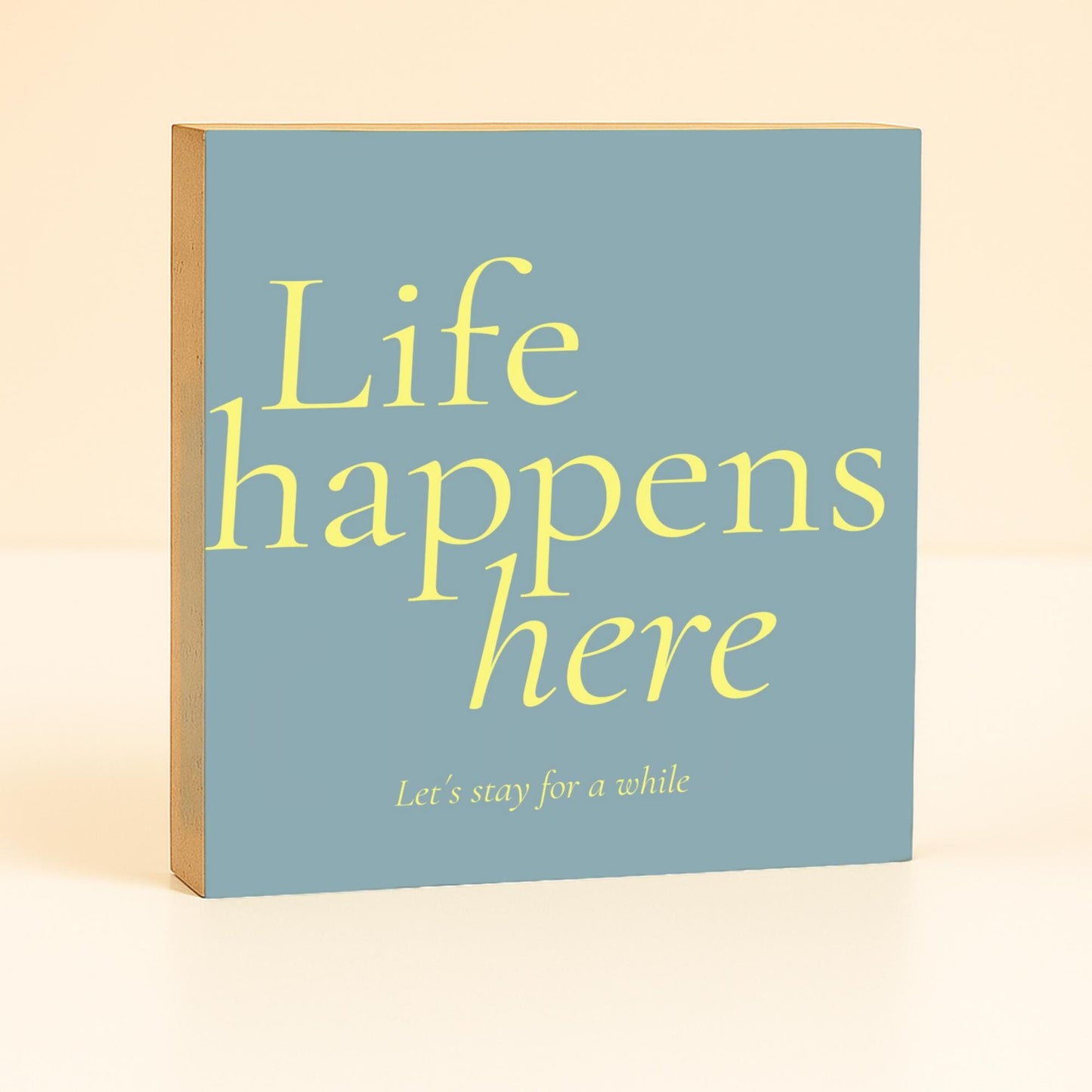 Life happens here Holzbild – Tischdeko & Wanddeko Holzschild mit Spruch, kleines Geschenk zum Geburtstag, Einzug oder für die Liebe, Partner