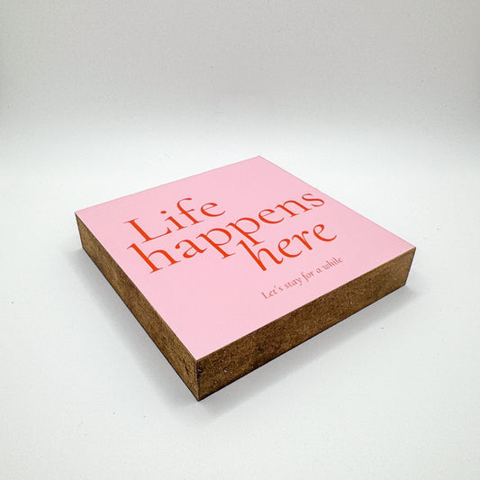 Life happens here Holzbild – Tischdeko & Wanddeko Holzschild mit Spruch, kleines Geschenk zum Geburtstag, Einzug oder für die Liebe, Partner